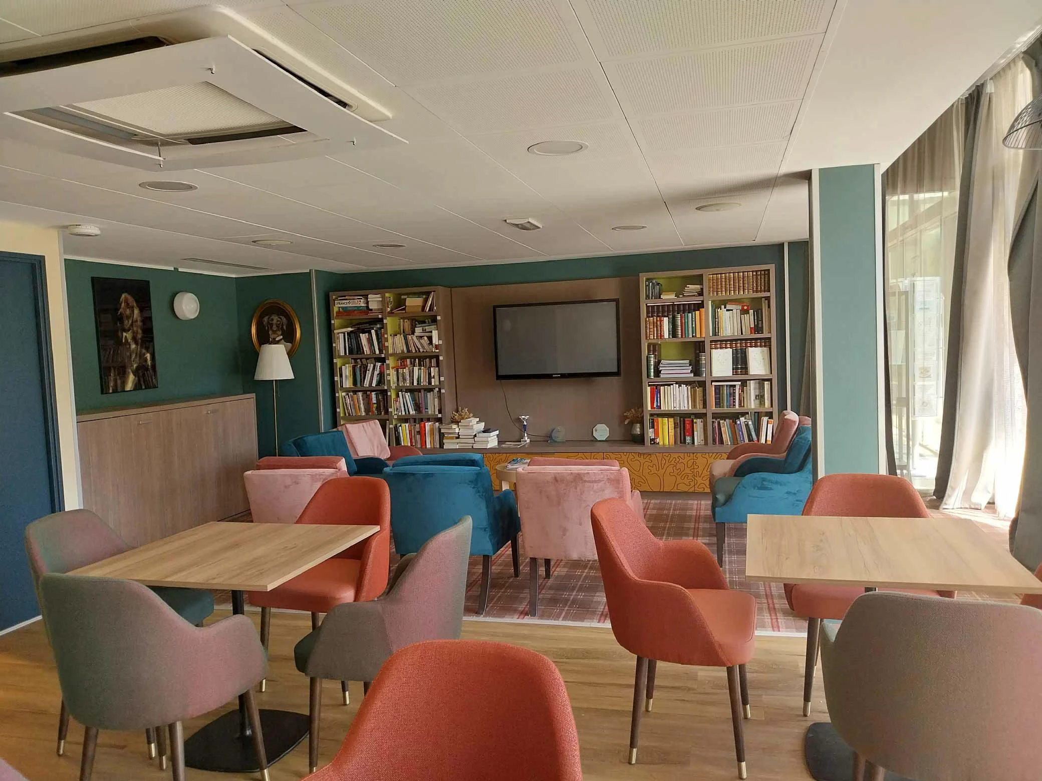 residence-senior-domitys-salon.jpg
