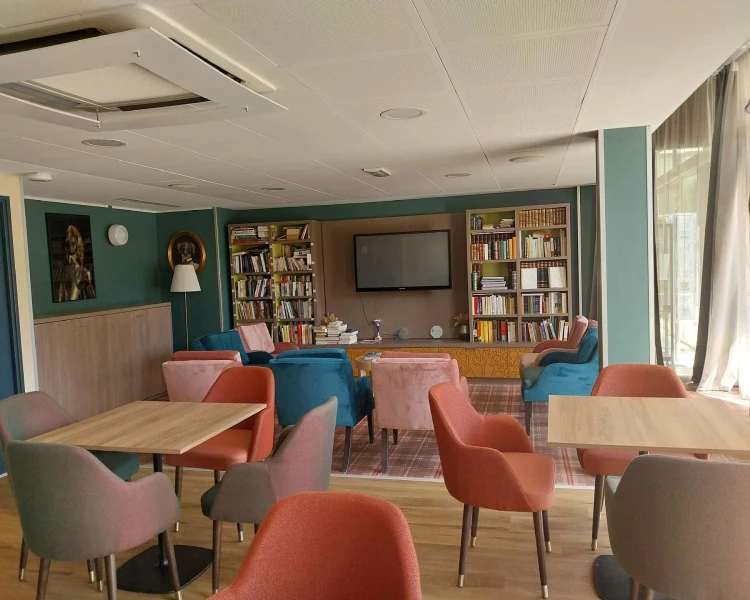 residence-senior-domitys-salon.jpg