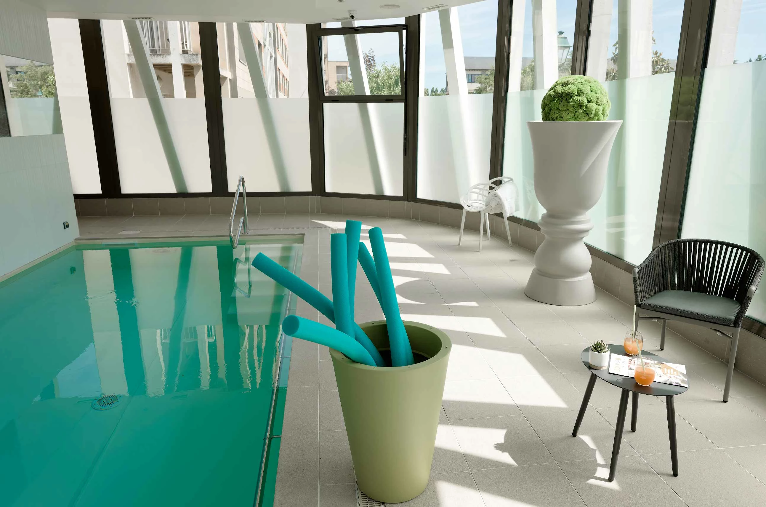 residence-senior-romorantion-piscine.jpg