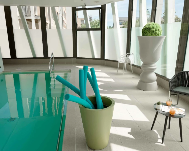 residence-senior-romorantion-piscine.jpg