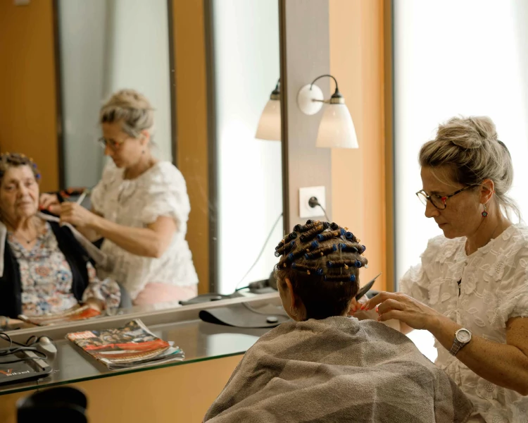 residence-senior-romorantion-coiffeur.jpg