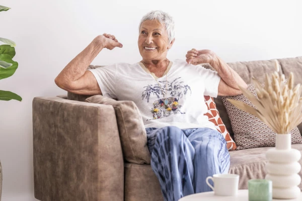 senior-appartement-salon-heureuse.jpg