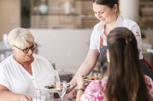 restaurant-residente-petite-fille-serveuse-plat.jpg