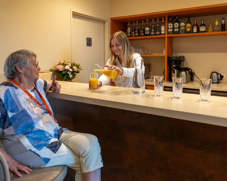 residence-senior-domitys-bar.jpg