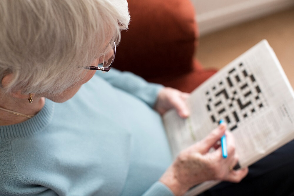 Femme senior qui fait des mots croisés