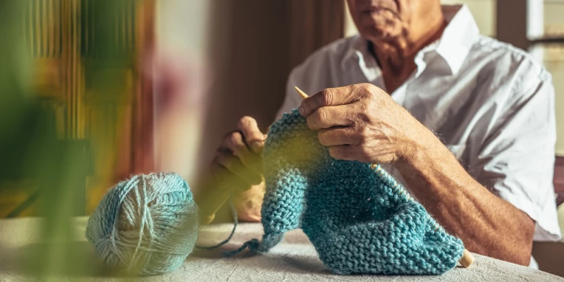 Homme senior qui tricote