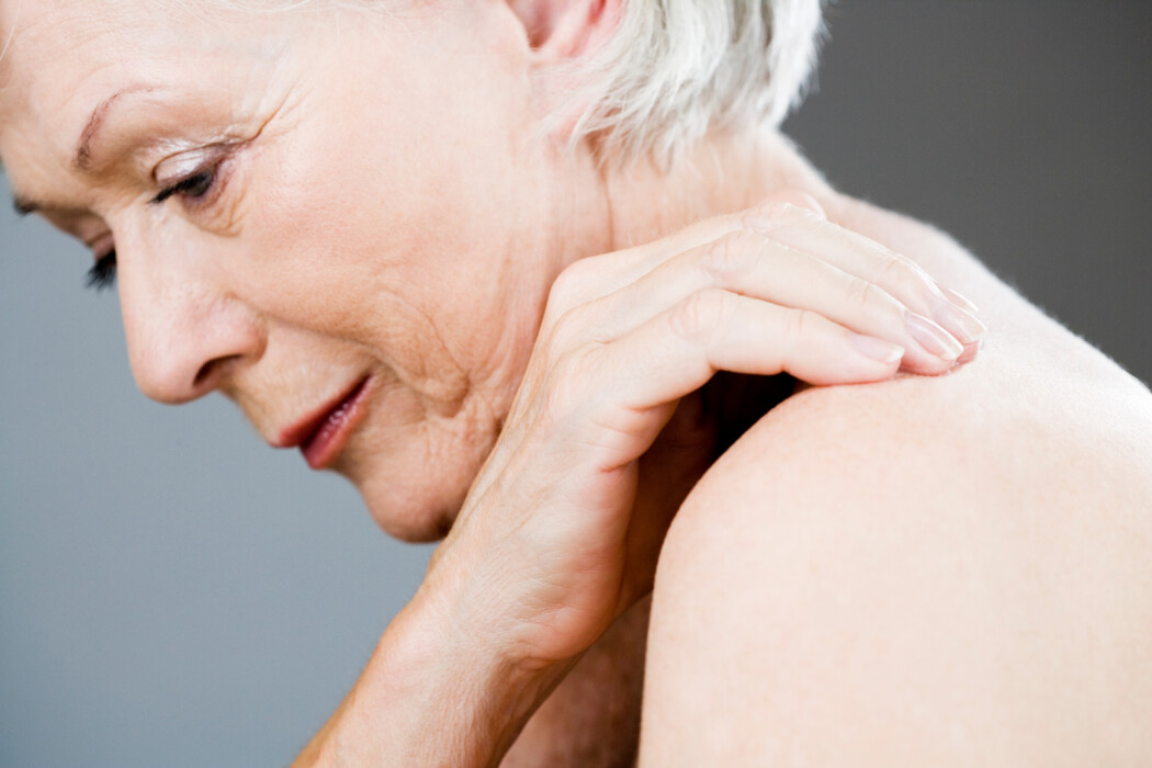 Femme senior qui réalise un massage du dos 