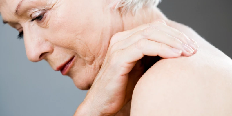 Femme senior qui réalise un massage du dos