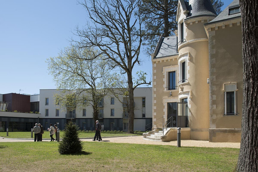 residence-senior-parthenay-exterieur.jpg