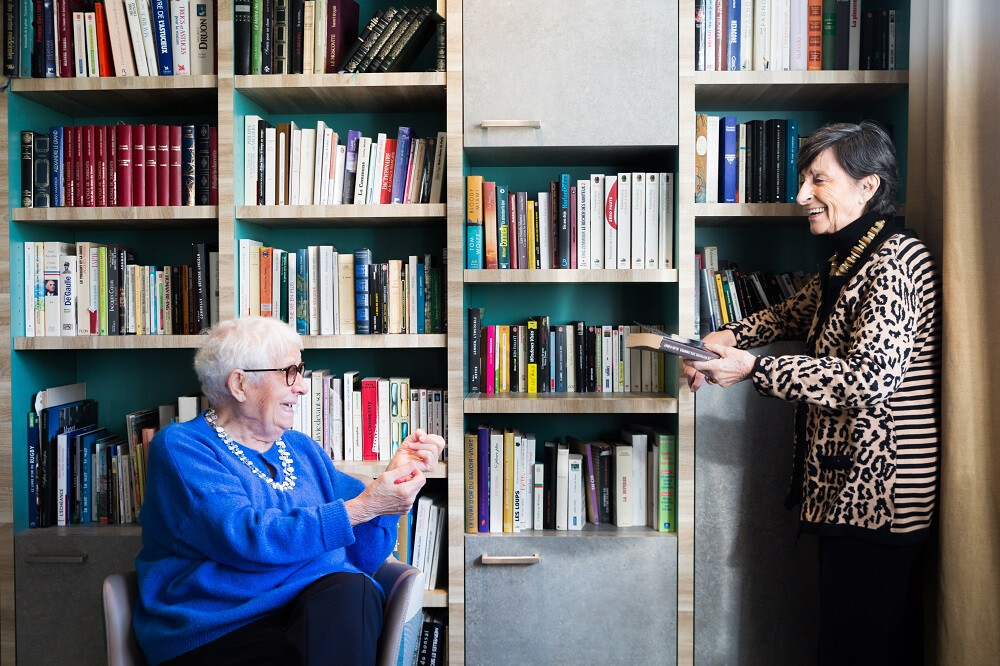 Seniors dans une bibliothèque en résidence services seniors domitys