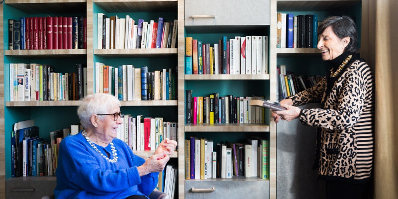 Seniors dans une bibliothèque en résidence services seniors domitys