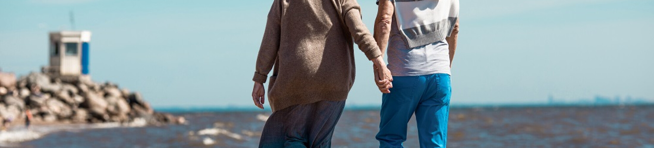 Couple personnes âgées marchent sur la plage