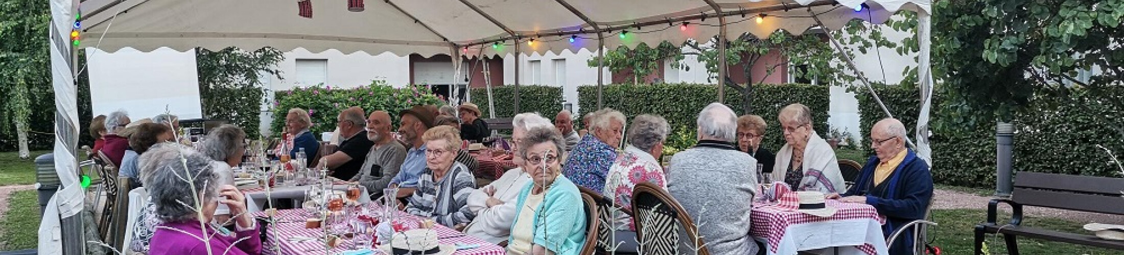 Seniors au restaurant sur la terrasse résidence Domitys Vierzon