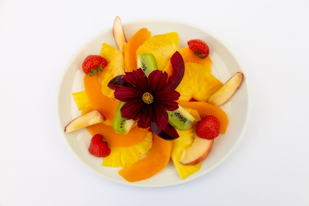 Assiette de fruits servie au restaurant résidence services seniors Domitys 
