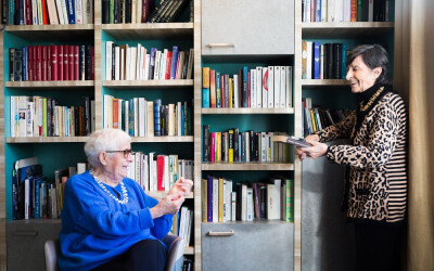 Femmes seniors dans une bibliothèque