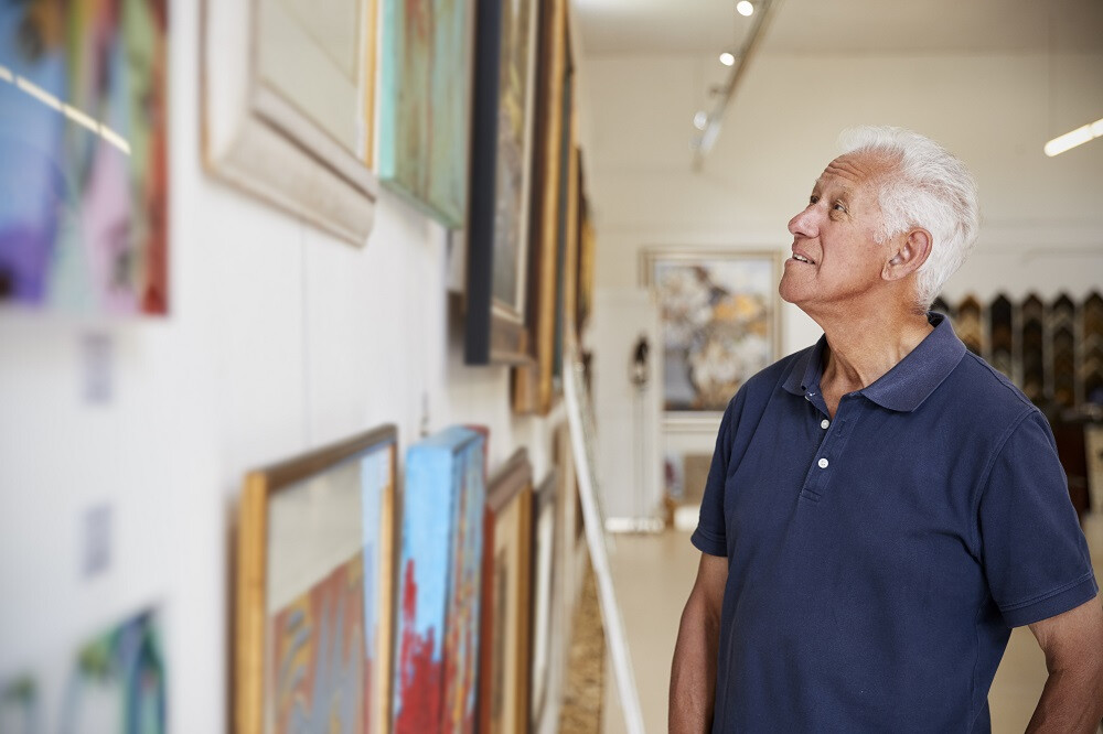 Senior visite une exposition de peinture