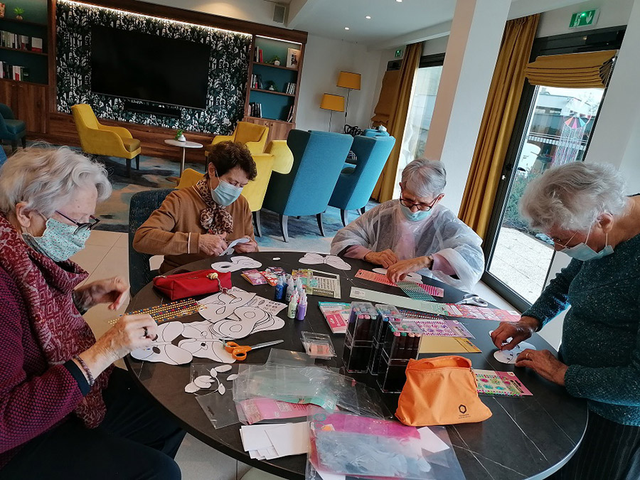 Atelier bricolage carnaval seniors résidence Domitys Louverne