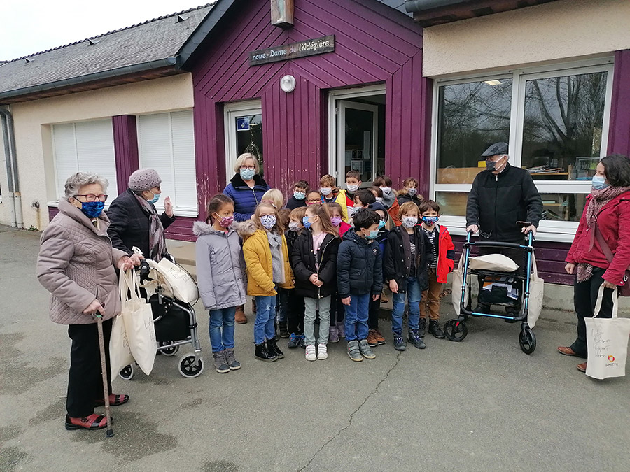 Seniors offrent des galettes des rois aux enfants d'une école à Angers