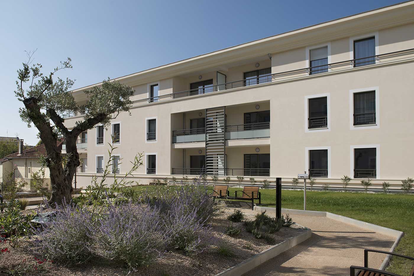 residence-senior-orange-exterieur.jpg