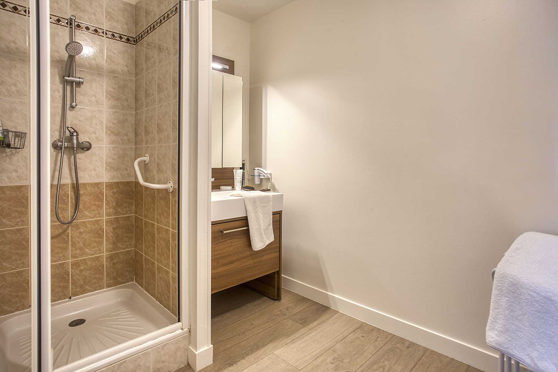 residence senior les gonds salle de bain