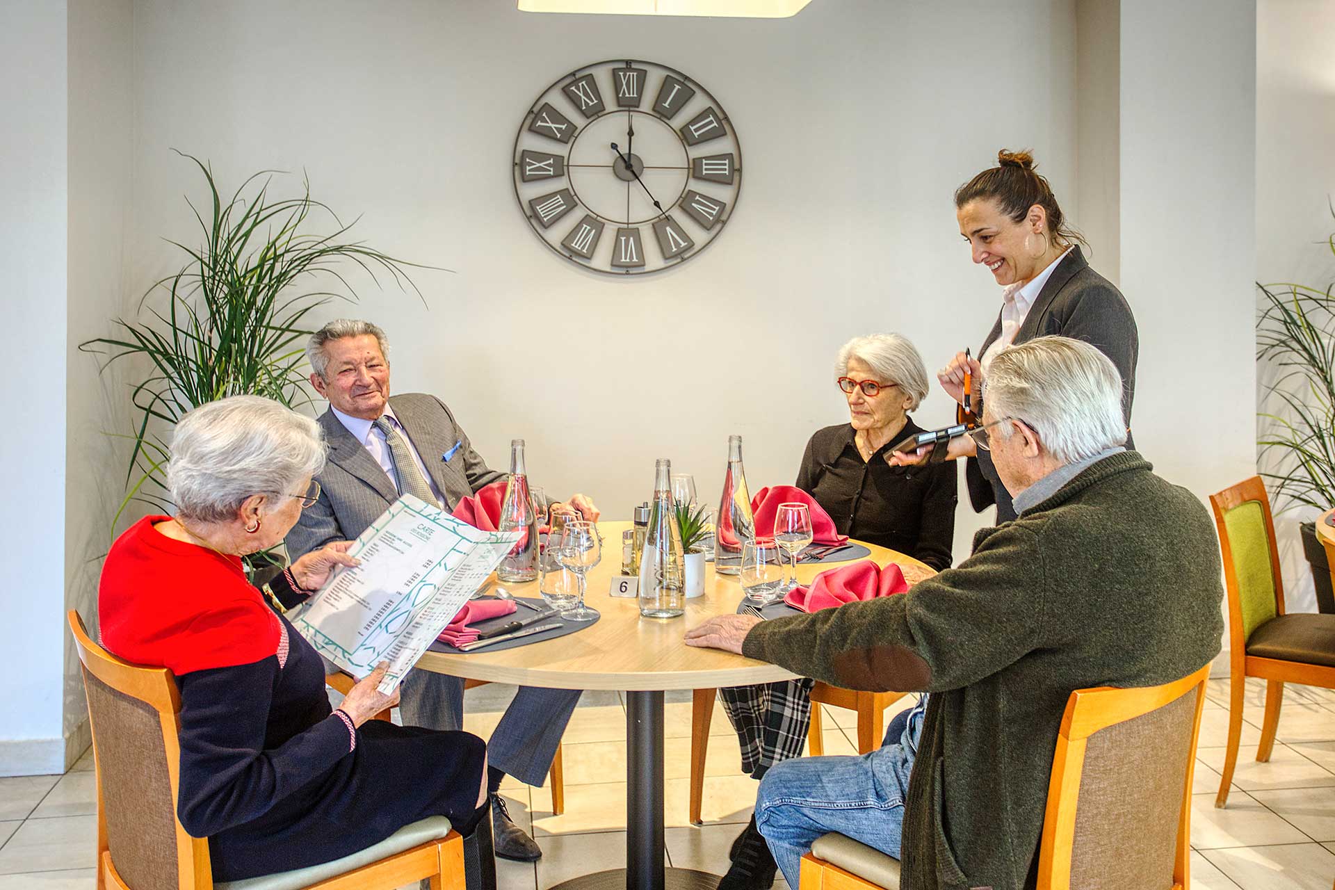 residence senior les gonds restaurant