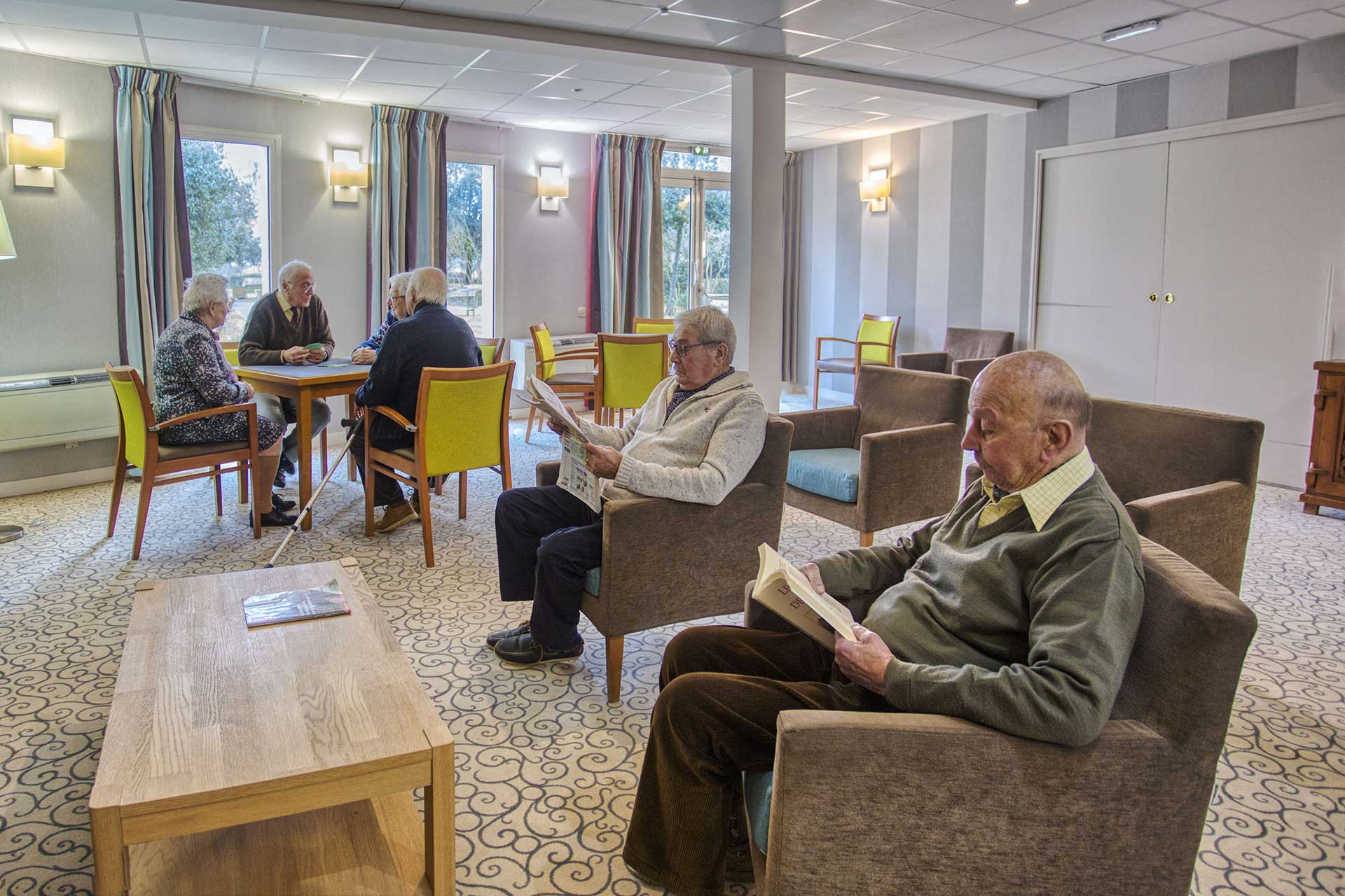 residence senior les gonds salon