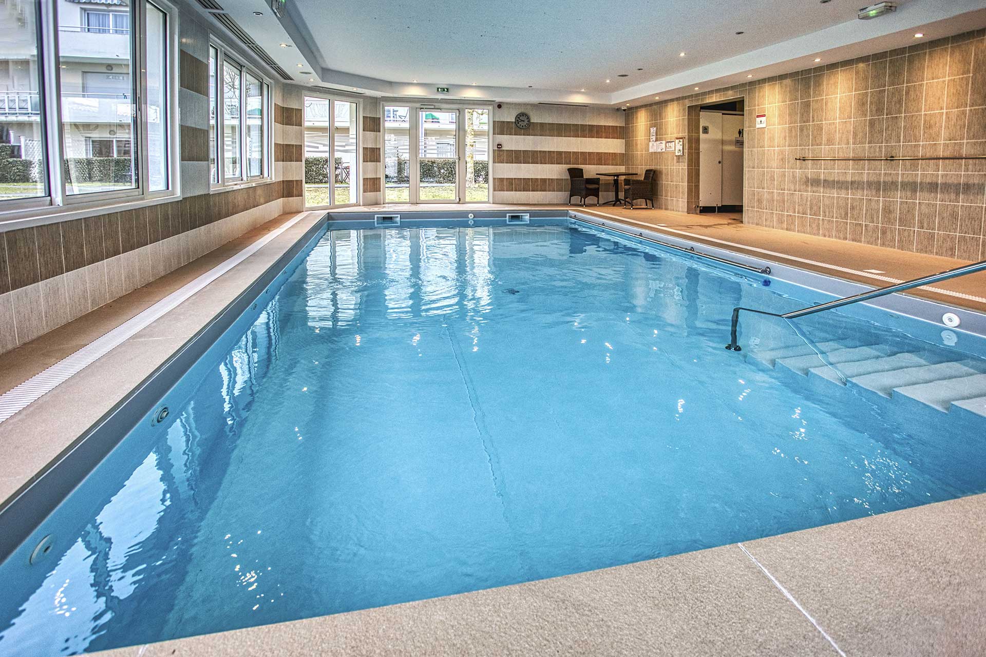 residence senior les gonds piscine
