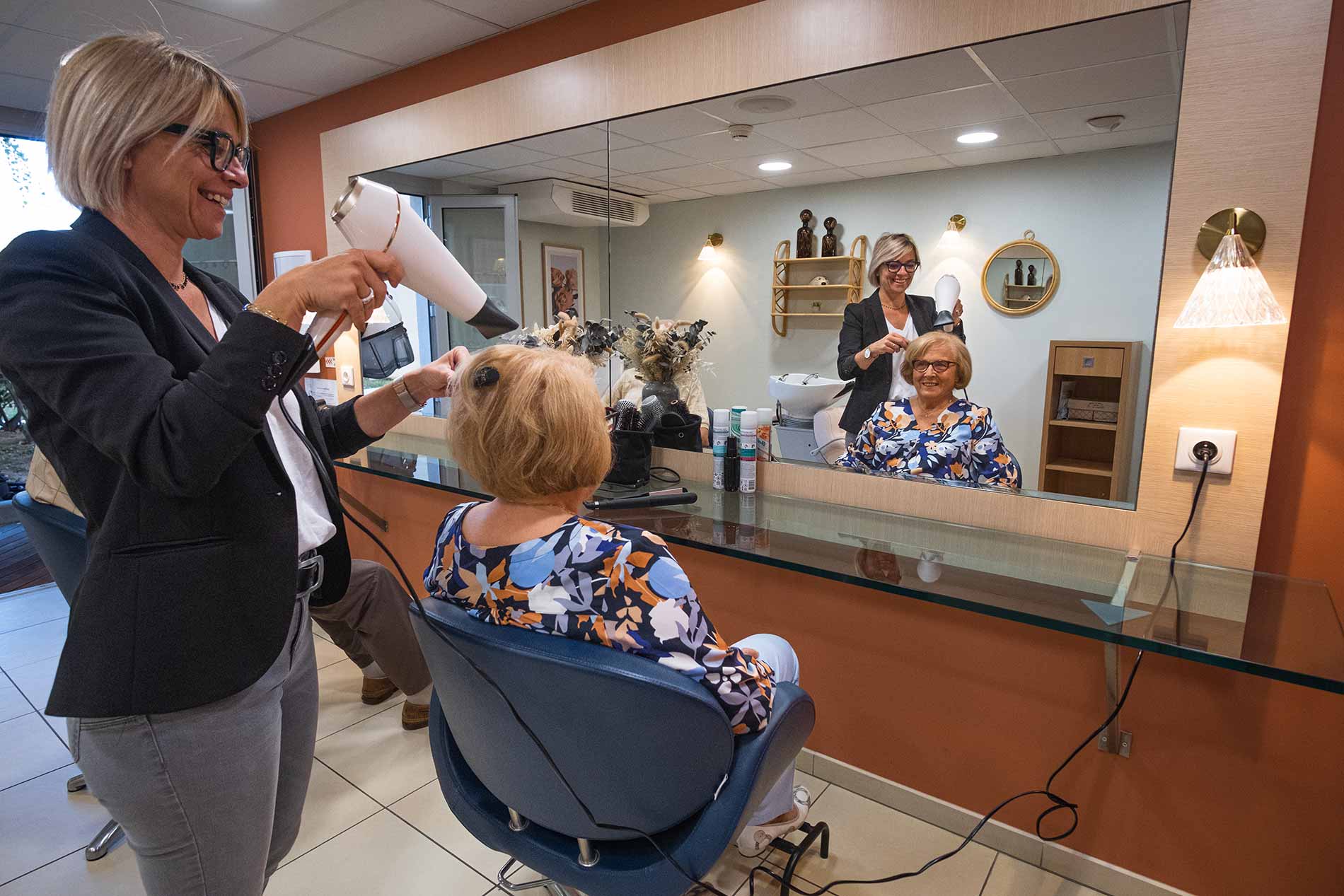 residence-senior-panazol-coiffeur.jpg