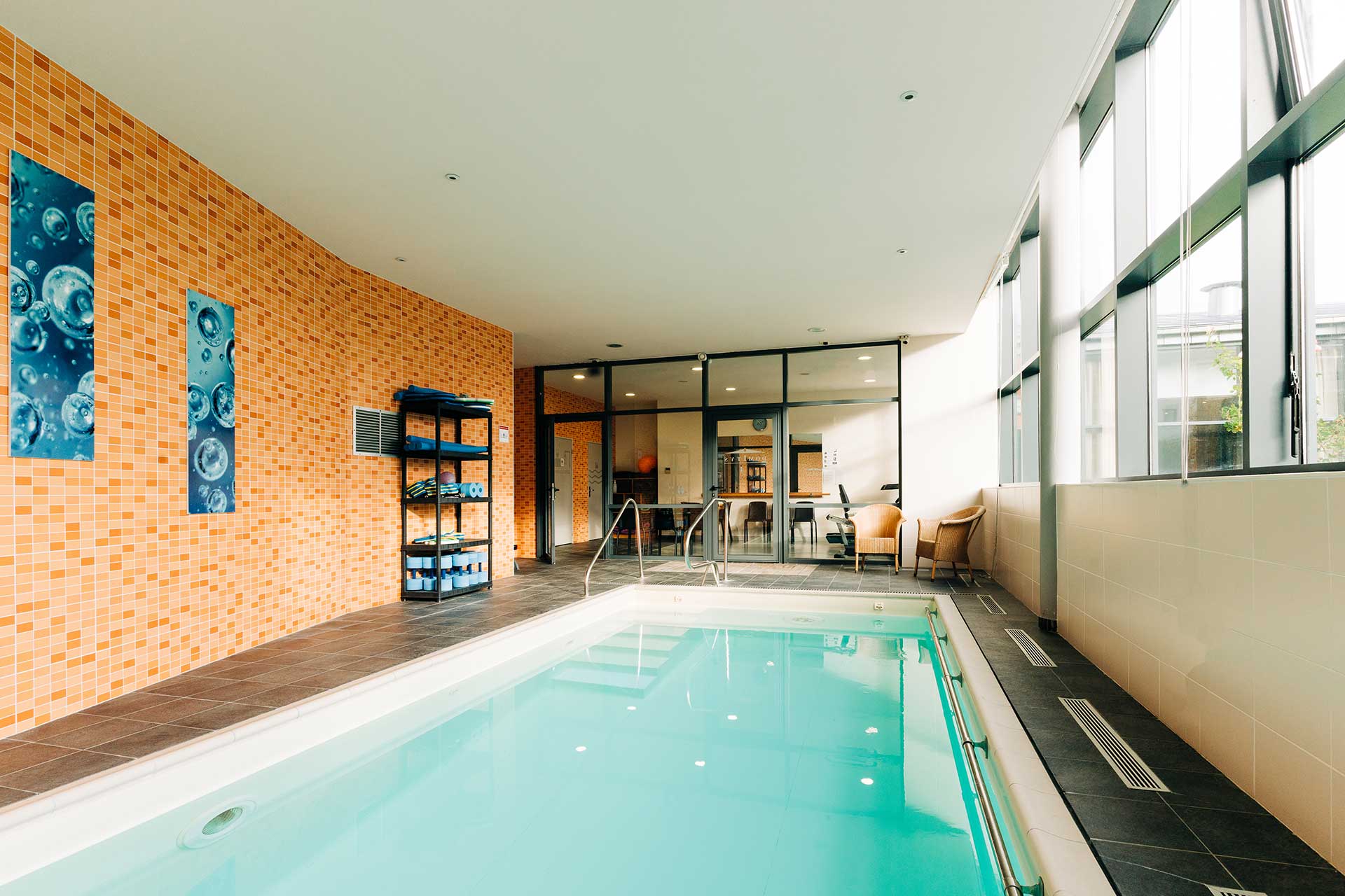 residence-senior-vitre-piscine.jpg