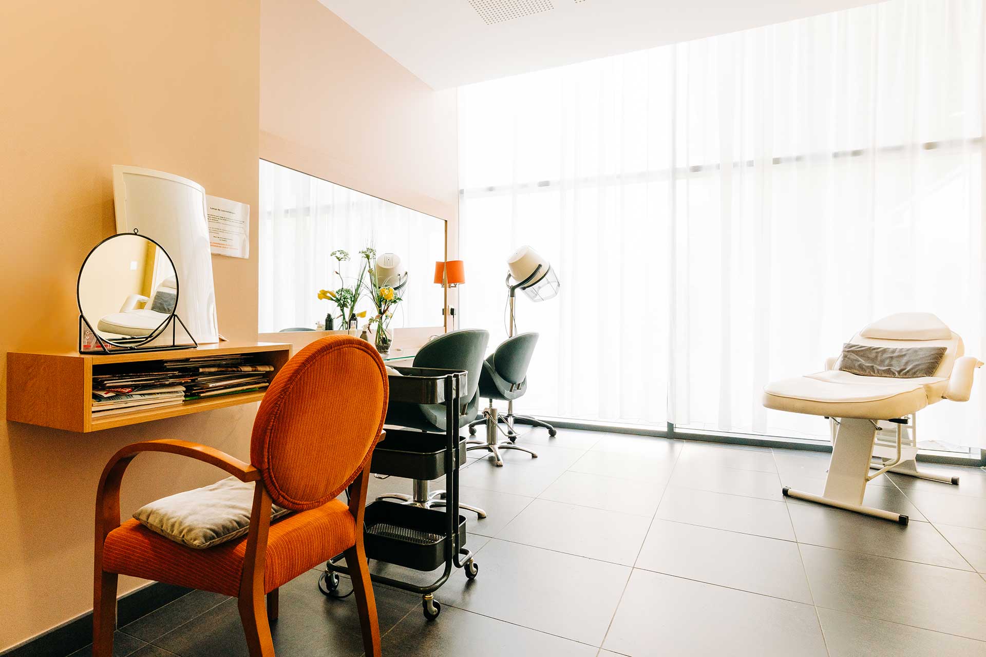 residence-senior-vitre-coiffeur (2).jpg