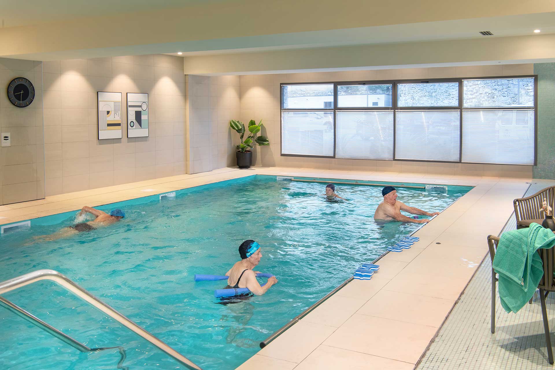 residence-senior-domitys-piscine.jpg