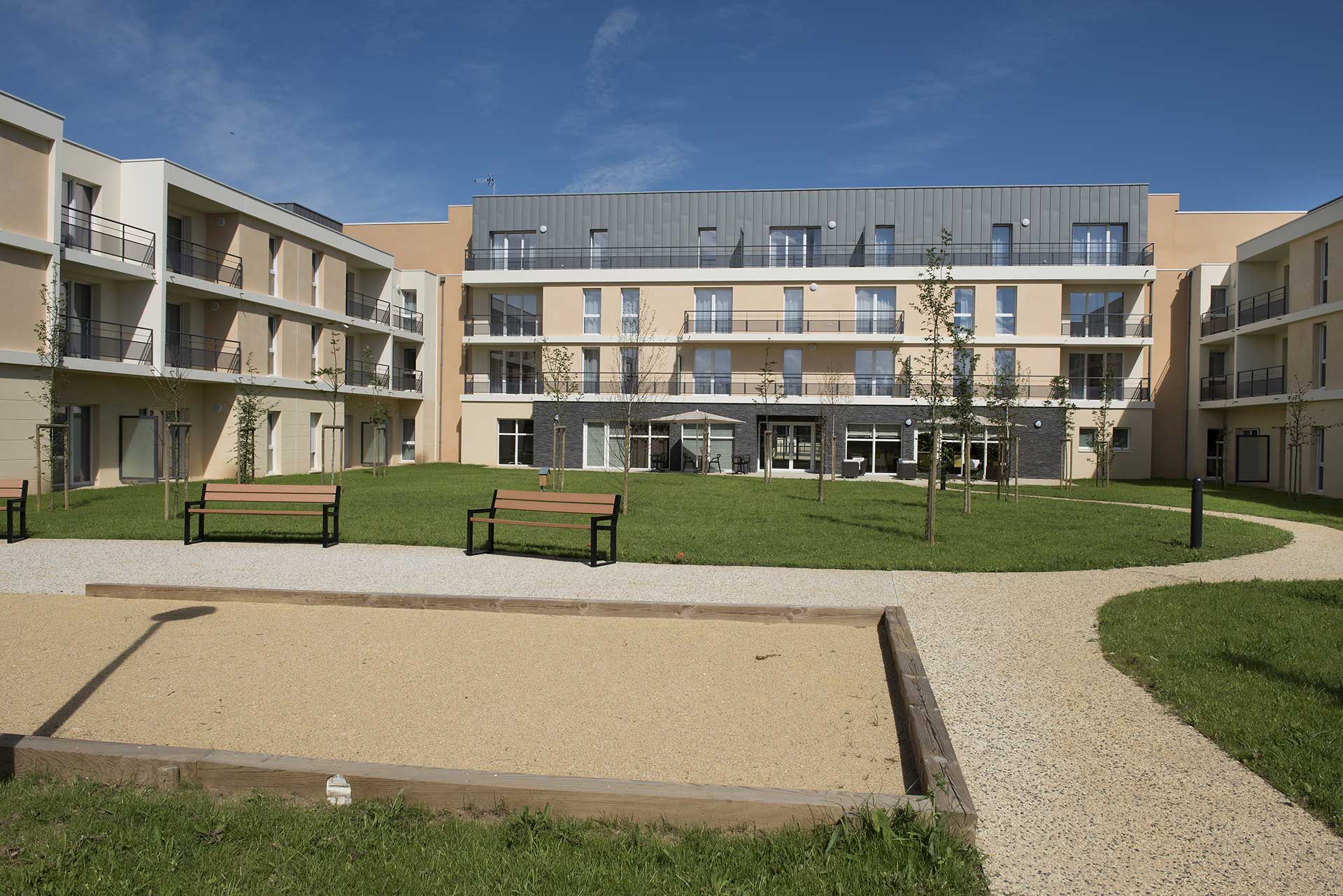 residence-senior-poitiers-cour.jpg