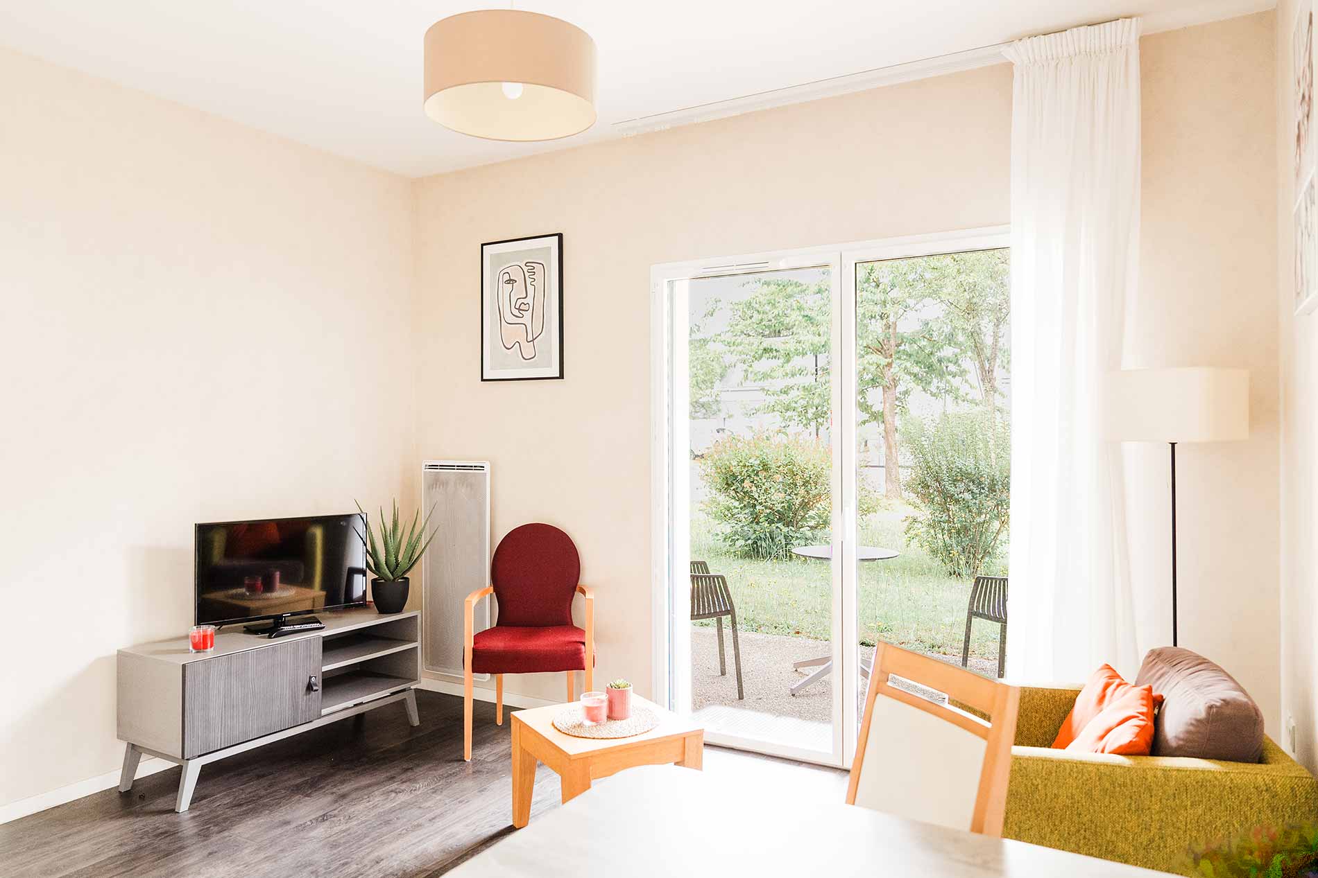 residence-senior-acheres-sejour.jpg