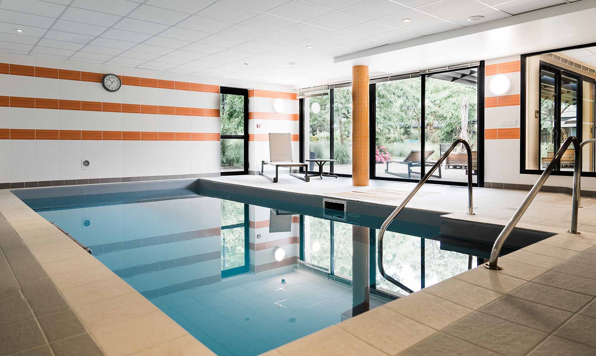 residence-senior-acheres-piscine.jpg