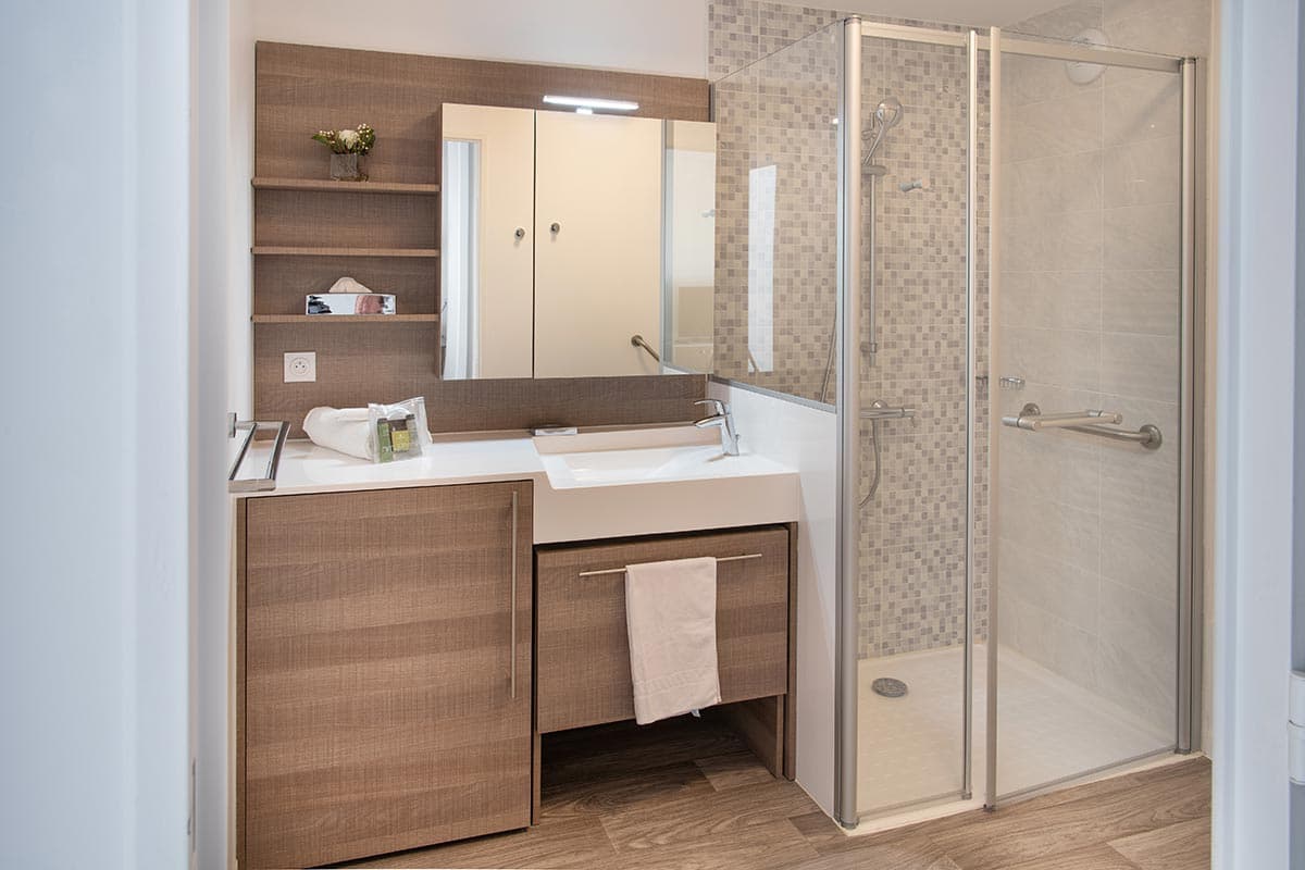 résidence senior briancon salle de bain