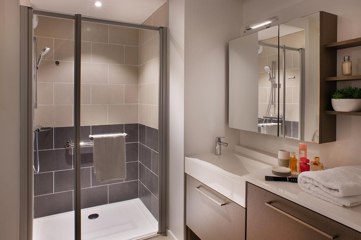 residence senior cergy salle de bain